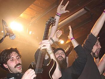 Die australische Band "Mammoth Mammoth" rockte zum Abschluss ihres Konzertes gemeinsam mit den Fans auf der Bühne ab.