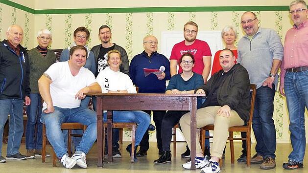 Die Theatergruppe Neuses mit Hans Schrepfer (Mitte) l&auml;dt zu vier Auff&uuml;hrungen der Kom&ouml;die "In Liebesn&ouml;tn" herzlich ein.  Foto: Heike Sch&uuml;lein