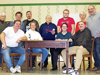 Die Theatergruppe Neuses mit Hans Schrepfer (Mitte) lädt zu vier Aufführungen der Komödie "In Liebesnötn" herzlich ein.  Foto: Heike Schülein