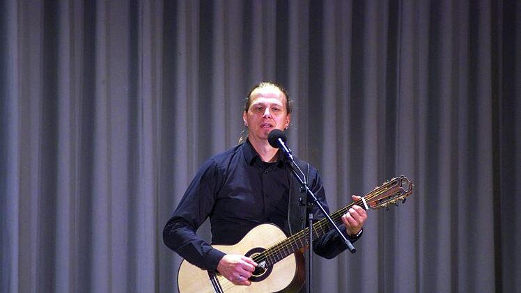 "Mit Liedern von Reinhard Mey habe ich das Gitarre spielen gelernt", sagt Stefan Eichner. Klaus Werner