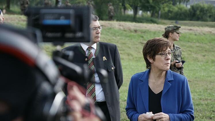 Für die Medien war AKK gern genommenes Bildmotiv. Die Ministerin beantwortete mit Staatsminister Florian Herrmann (Mitte) auch Fragen zum Heimatschutz.