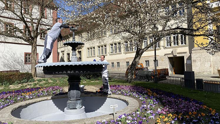 Kitzingen: Fr&uuml;hjahrsputz f&uuml;r die Brunnen der Innenstadt - wann Wasser dort wieder sprudelt
