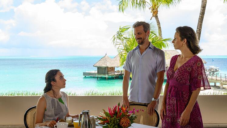 Eigentlich wollte Elsa Westrup (Kassandra Wedel, rechts) ihre Tochter vorsichtig damit konfrontieren, dass es mit Paul (Thadd&auml;us Meilinger) einen neuen Mann in ihrem Leben gibt. Doch bevor sie sie einander vorstellen kann, hat Nora (Samara Fry) das Paar bereits in flagranti erwischt. Kein guter Start ...