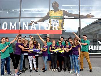 Die neuen Auszubildenden und Studierenden von Puma üben schon einmal die Siegerpose von Sprinter Usain Bolt. Foto: Daniel Kardos
