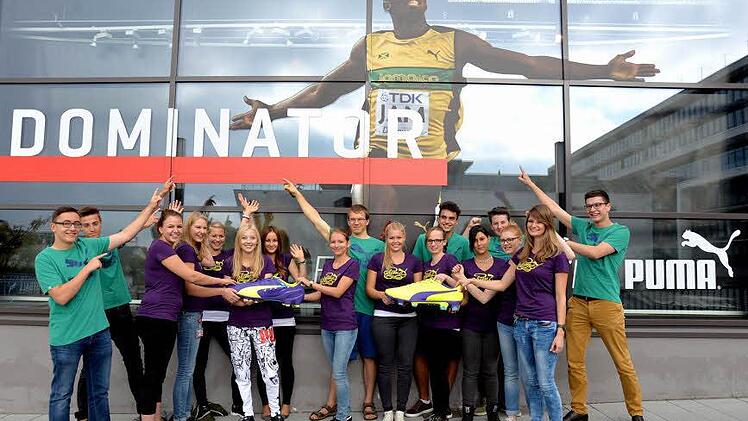Die neuen Auszubildenden und Studierenden von Puma üben schon einmal die Siegerpose von Sprinter Usain Bolt. Foto: Daniel Kardos