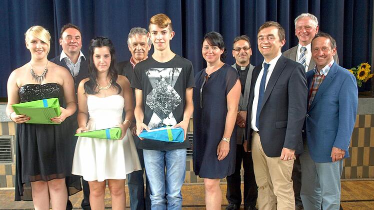 Die besten Absolventen der Mittelschule Oberes Rodachtal zusammen mit Schulleitung und Ehrengästen. Von links: Elina Kuhnt, Bürgermeister Michael Pöhnlein, Sarah Vazques Lamas, Schulleiter Wilfried Holzmann, Leon Hellgoth, Konrektorin Sabine Söllner, Pfarrer Richard Reis, Bürgermeister Jens Korn, Zweiter Bürgermeister Bruno Beierlorzer und Bürgermeister Norbert Gräbner  Fotos: Susanne Deuerling