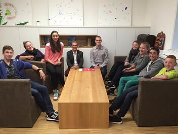 Das neue Jugendparlament zu Besuch im Strullendorfer Rathaus, von links: Florian Wölbitsch, Vanessa Hahner, Jana Aparin, Bürgermeister Wolfgang Desel, Jugendbeauftragter Philipp Spörlein, Nina Dorsch, Antonia Kalb, Silas Büttner und Ewald Fink; es fehlt Vivi Dzwoni. Foto: p