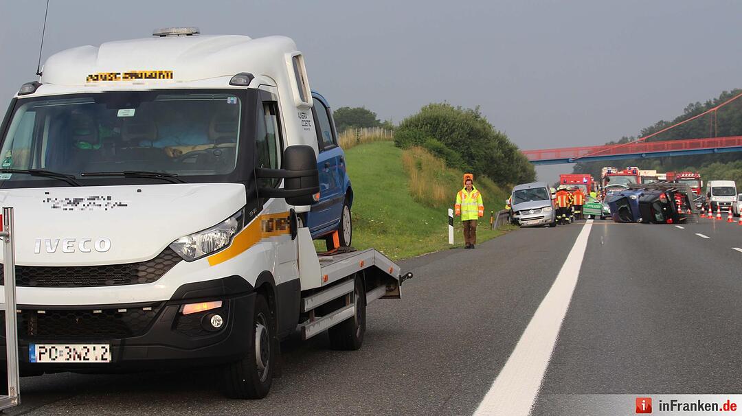 Drei Fahrspuren nach folgenschwerem Auffahrer blockiert - Geladene Autos liegen auf der Autobahn