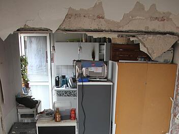 Eine Druckwelle hat die Wand zwischen Küche und Kinderzimmer zum Einsturz gebracht.  Fotos: Benedikt Borst