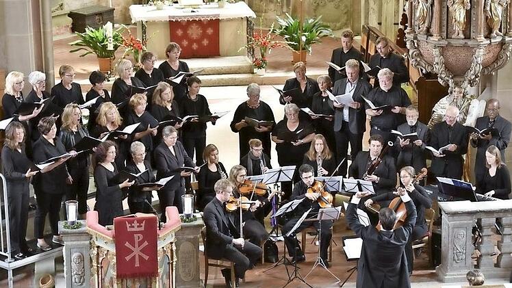 Die Kantorei Haßberge beeindruckte stimmlich bei der Kantate Bachs: "Eine feste Burg ist unser Gott".  Foto: Gerold Snater