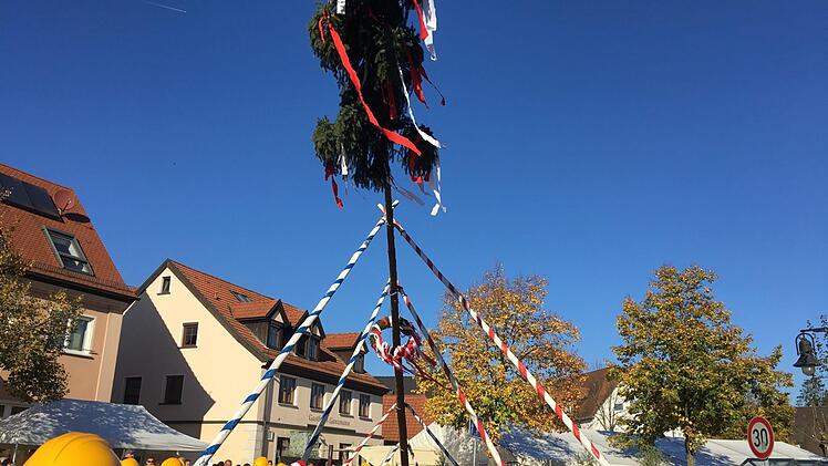 Sicherheit geht natürlich vor - Baumaufstellen nur mit Helm.