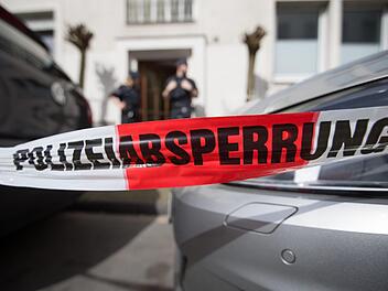 Wegen Mordes an seiner Ehefrau nahm die Polizei am Montag in Würzburg einen 77-Jährigen fest. Symbolbild: Friso Gentsch/dpa