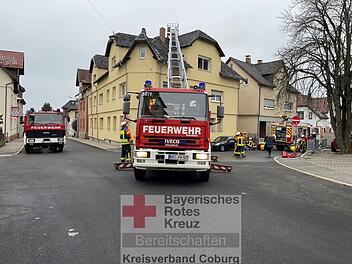 Neustadt bei Coburg: Dachstuhlbrand führt zu Großeinsatz - sechs Menschen werden verletzt