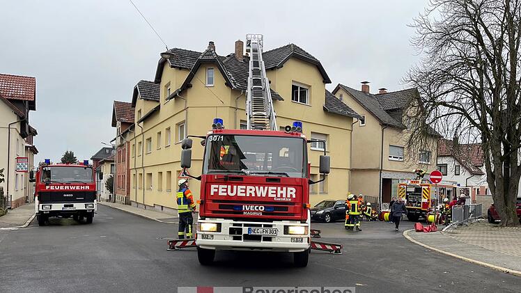 Neustadt bei Coburg: Dachstuhlbrand führt zu Großeinsatz - sechs Menschen werden verletzt