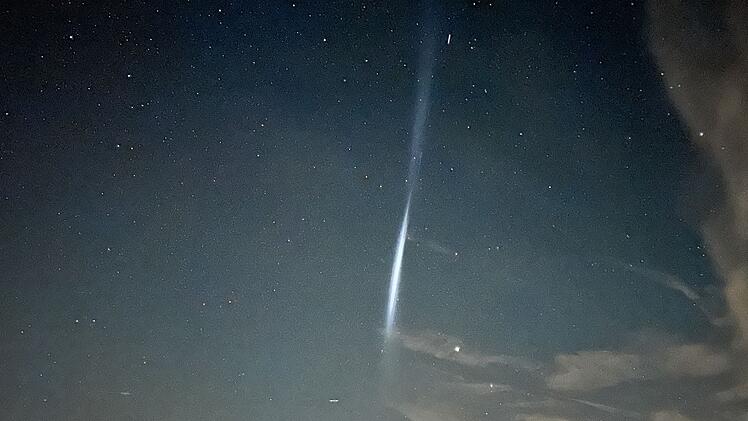 Raketentreibstoff sorgt für Lichtschweif am Nachthimmel