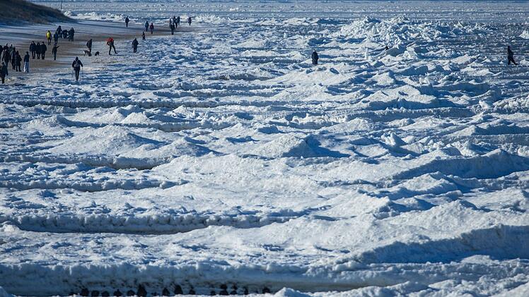 Eisberge t&uuml;rmen sich an der Ostseek&uuml;ste