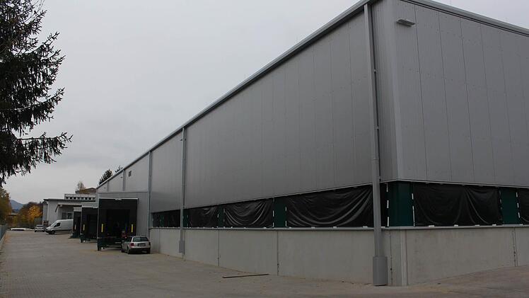 Die Halle von außen.