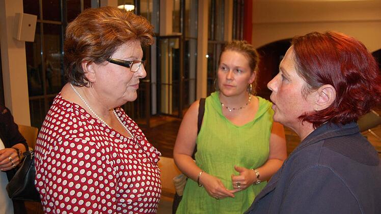 Auch nach der Diskussionsrunde war Barbara Stamm (links) noch ein gefragter Gesprächsgast im Haus Contakt.