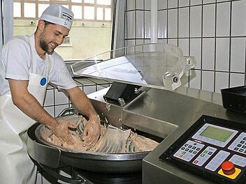 Moritz Schmitt ist in diesem Jahr der einzige Metzger-Lehrling aus dem Landkreis Haßberge, der seinen Gesellenbrief erhielt.  Fotos: Sabine Weinbeer