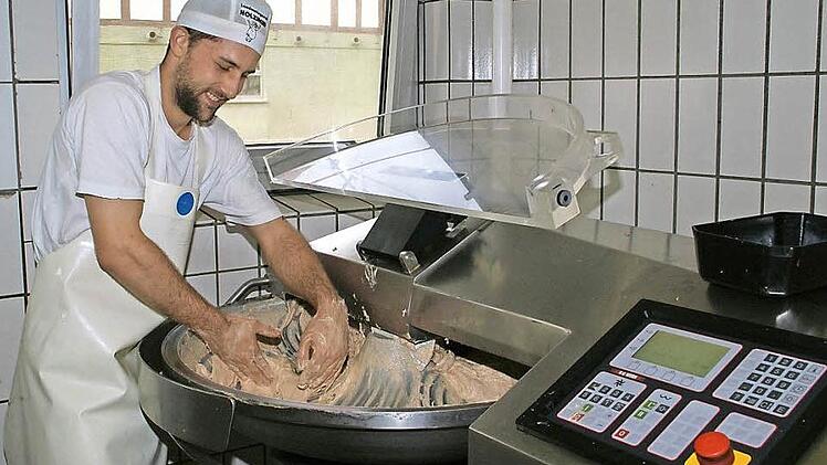 Moritz Schmitt ist in diesem Jahr der einzige Metzger-Lehrling aus dem Landkreis Haßberge, der seinen Gesellenbrief erhielt.  Fotos: Sabine Weinbeer