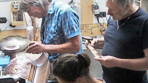 Die ganze Familie Schneider: Carina (vorne), Onkel Roland (links) und Vater Wilfried arbeiteten an den beiden Lampen für den Lichthof der Ludwig-Maximilians-Universität in München.