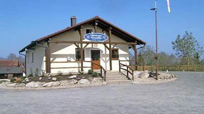 Die Außenterrasse des "Bärenstüblas" bietet normalerweise Platz für 200 Sonnenanbeter. Zur Eröffnung am Freitag, 1. Mai, wird aber für 500 bis 800 Gäste bestuhlt. Und hinter der Spielwiese stehen auch ausreichend Parkplätze zur Verfügung.