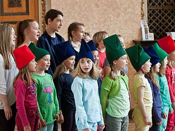 Der Kinderchor sang im Spiegelsaal des Landestheaters. Foto: Jochen Berger