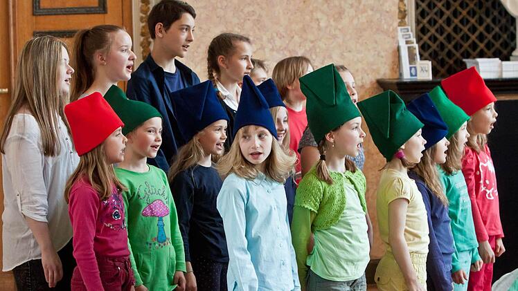Der Kinderchor sang im Spiegelsaal des Landestheaters. Foto: Jochen Berger