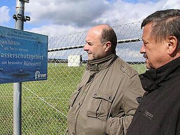Die Fernwasserversorgung bittet an diesem Brunnen bei Sterpersdorf um "besondere Rücksicht". Um die bitten auch die Bürgermeister Werner Stöcker (links) und Stefan Himpel für ihre Bürger.  Foto: Andreas Dorsch