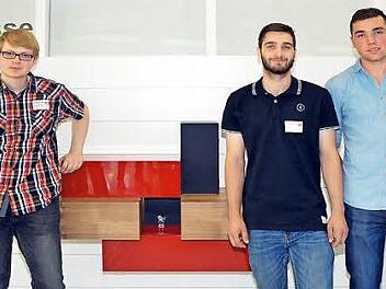 Niklas Gößmann-Schmitt (links), der Sieger beim Wettbewerb "Die Gute Form 2016", vor seinem dreifarbigen Gesellenstück. Lukas Weß und Julian Kleinhenz (rechts) belegten die Plätze zwei und drei.  Foto: Peter Rauch