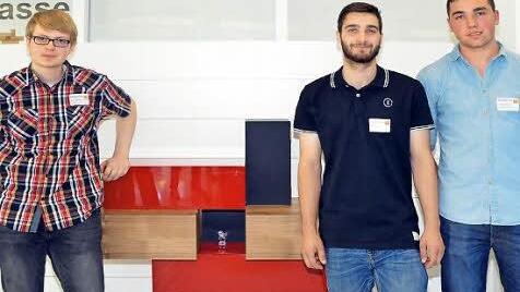 Niklas Gößmann-Schmitt (links), der Sieger beim Wettbewerb "Die Gute Form 2016", vor seinem dreifarbigen Gesellenstück. Lukas Weß und Julian Kleinhenz (rechts) belegten die Plätze zwei und drei.  Foto: Peter Rauch
