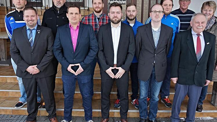 Erster Vorsitzender Dominik Präger, 2. Vorsitzender Jürgen Lutsch, 3. Vorsitzender Philipp Mölter, Kassierer Christian Rauscher und Schriftführer Alfred Heinemann (vorne von links) bilden den Vorstand der Sportfreunde Unterpreppach. Hinten Mitglieder des Vereinsausschusses (von links): Ingo Heinemann, Frank Ludewig, Johannes Becht, Michael Walz, Christopher Barth und stellvertretender Kassierer Herbert Dickert und Frauenvertreterin Gertrud Dickert. Foto: Helmut Will