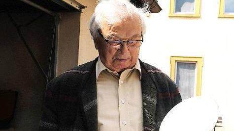 Unter den Besuchern war auch Oskar Böhm anzutreffen, der einen Nachttopf in Augenschein nahm.