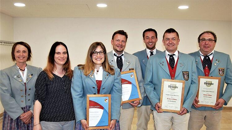 Vier Jubilare wurden ausgezeichnet: (von links) Vorstand Silvia Benkert, Birgit Döhler, Kreisvorsitzende des Nordbayerischen Musikbundes, die Jubilare Martina Wehner und Sascha Dechant, beide ausgezeichnet für 30 Jahre aktives Musizieren, Dirigent und Vorstand Bernd Borst sowie die zwei neuen Ehrenmitglieder Richard Wehner und Roland Bauer, beide ausgezeichnet für 50 Jahre. Sigismund von Dobschütz
