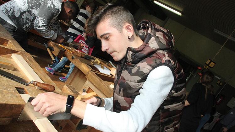 "Die Arbeit mit dem Werkstoff Holz  macht mir Spaß", sagt Ljupche Jovanovski (16).Stephan Stöckel