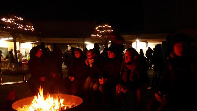 Feuerstelle auf dem Weilersbacher Markt. Foto: Heidi Amon