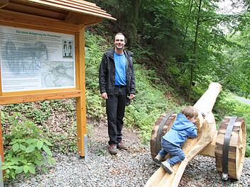 Die hölzernen Kanonen sind eine der Attraktionen auf dem Naturlehrpfad.  Fotos: Archiv BR
