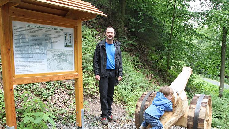 Die hölzernen Kanonen sind eine der Attraktionen auf dem Naturlehrpfad.  Fotos: Archiv BR