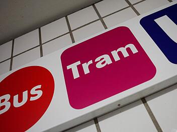 Im Hauptbahnhof in Nürnberg wurde ein Mann gleich zeweimal festgenommen: Beim ersten Mal war er in Streit mit einem anderen Mann geraten, beim zweiten Mal randalierte er mit einer Eisenstange bewaffnet. Foto: Daniel Karmann/dpa