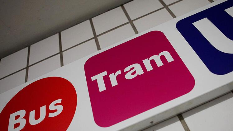 Im Hauptbahnhof in Nürnberg wurde ein Mann gleich zeweimal festgenommen: Beim ersten Mal war er in Streit mit einem anderen Mann geraten, beim zweiten Mal randalierte er mit einer Eisenstange bewaffnet. Foto: Daniel Karmann/dpa