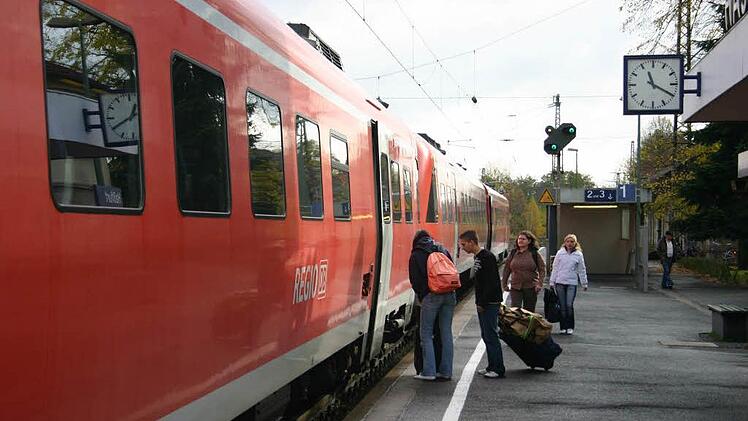 Die Bahn gilt im Vergleich zu Flug-, Schiff- und Autoreisen als umweltfreundliches Reisemittel. Allerdings werden Zugfahrten unter anderem aufgrund der Ticketpreise und Verspätungen oft als unattraktiv wahrgenommen. Das Bild zeigt den Haßfurter Bahnhof.  Foto: Archiv / Klaus Schmitt