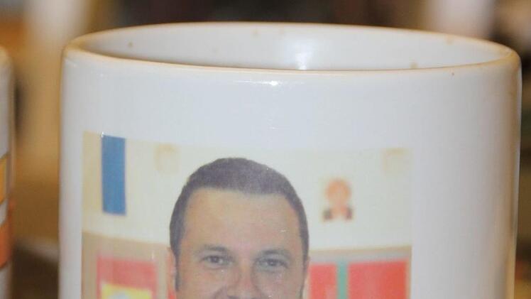 Die Tasse  auf Pilipp Arnolds Schreibtisch spricht Bände.