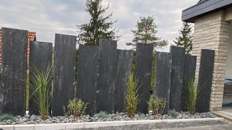 Im Friedhof Rothausen wurde bereits eine neue Stützmauer errichtet. Diverse Arbeiten stehen aber noch an.Philipp Bauernschubert