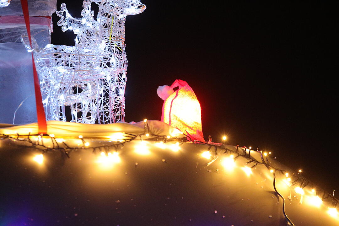 Weihnachtliche Lichterfahrt: Dutzende beleuchtete Traktoren fahren durch Ansbach