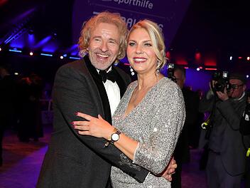 Thomas Gottschalk und Ehefrau Karina Bei Thomas Gottschalk wurde vor wenigen Monaten Krebs diagnostiziert. Seine Ehefrau Karina bemerkte bereits zuvor, dass "irgendetwas nicht stimmte".