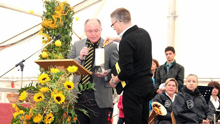 Norbert Geier zündete eine Kerze für die verstorbenen SCA-Mitglieder an.