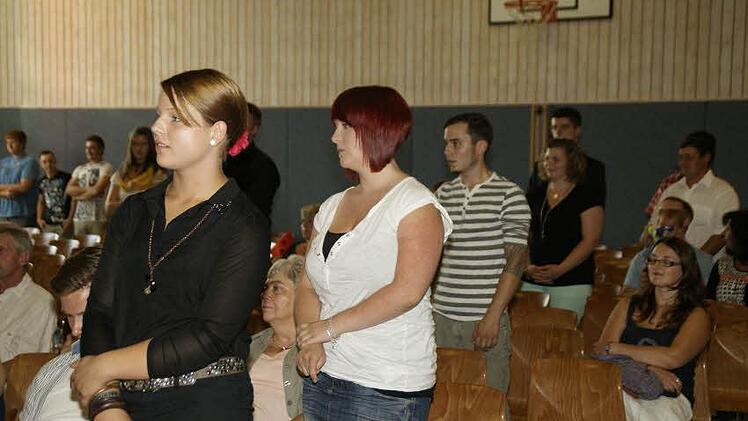 Eine Jahrhunderte alte Tradition ist die Freisprechung der Jung-Handwerker von den Verpflichtungen als Auszubildende. Dazu erhoben sich die jungen Frauen und Männer von ihren Plätzen.