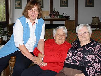 Maria Raussert (Mitte) feiert heute ihren 90. Geburtstag in der Kurpension "Margarete". Früher hat sie dort Urlaub gemacht, vor zweieinhalb Jahren zog sie von Frankfurt komplett ins Staatsbad. Bei Gundula Langeworth (links) und mit Elly Liebig fühlt sie sich wohl. Foto: Ralf Ruppert