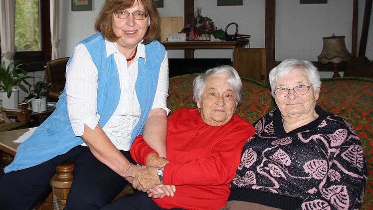 Maria Raussert (Mitte) feiert heute ihren 90. Geburtstag in der Kurpension "Margarete". Früher hat sie dort Urlaub gemacht, vor zweieinhalb Jahren zog sie von Frankfurt komplett ins Staatsbad. Bei Gundula Langeworth (links) und mit Elly Liebig fühlt sie sich wohl. Foto: Ralf Ruppert