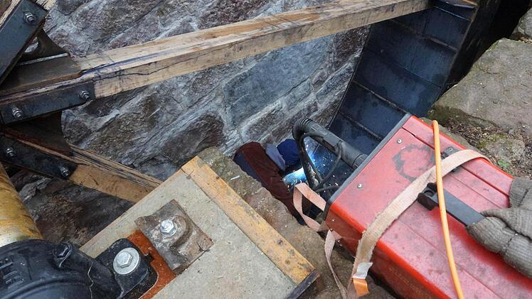 Die Segmente des Mühlrads werden zusammengeschweißt.